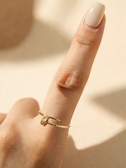 Arena Charm Ring en uso – D’OR Jewelry