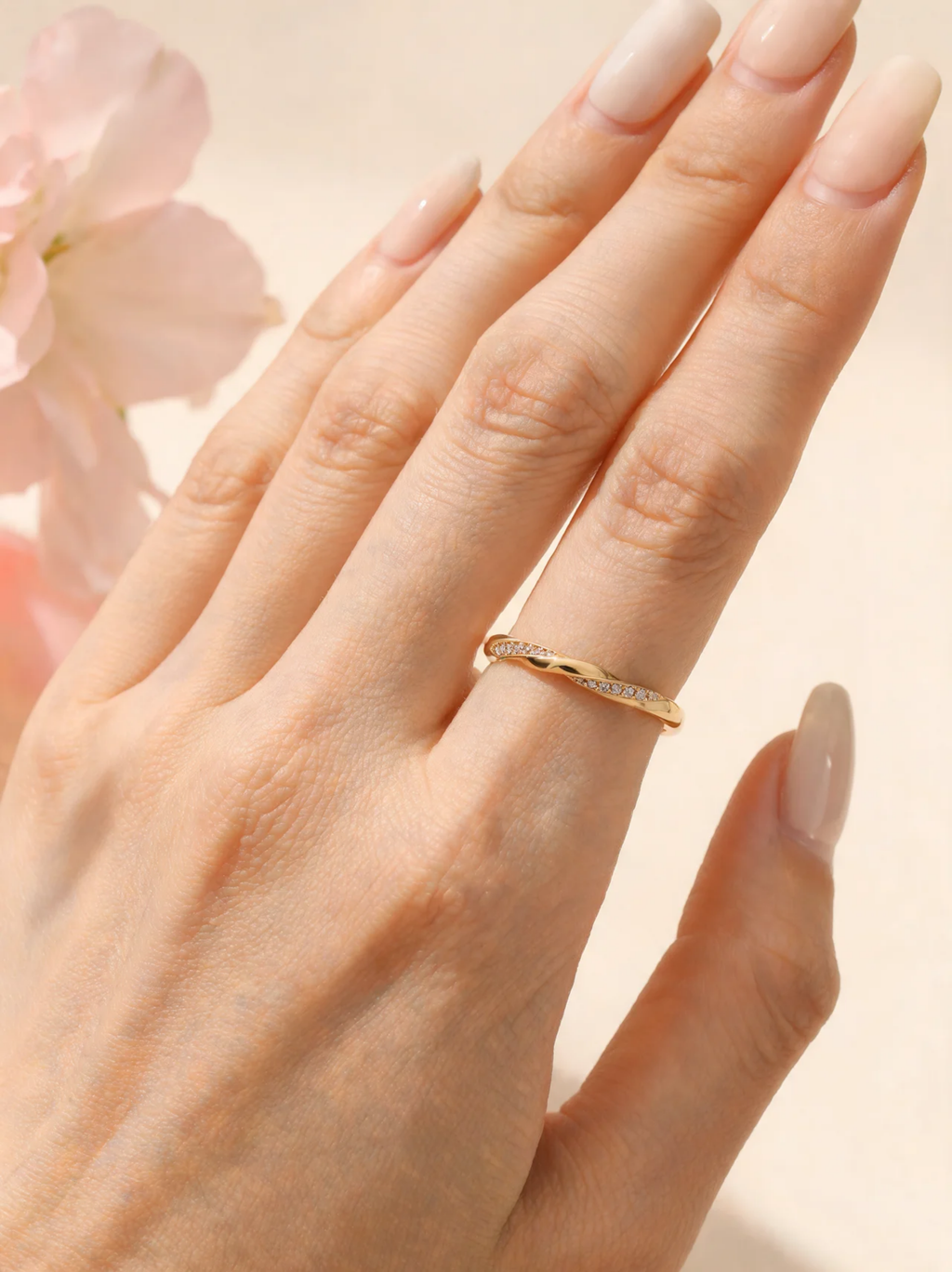 Soft Wave Ring en uso – D’OR Jewelry