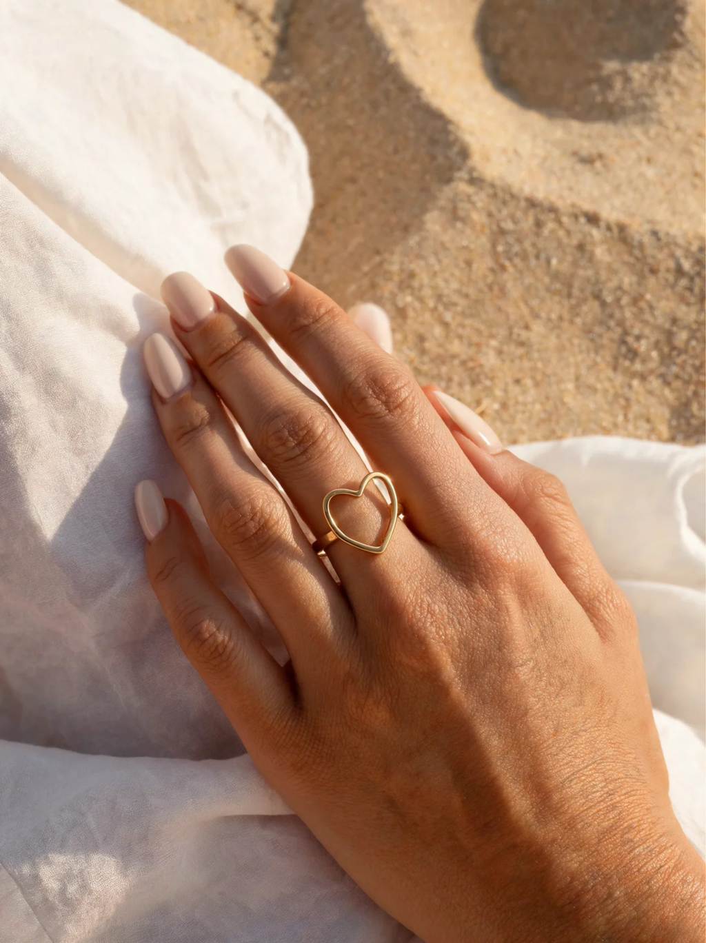 Golden Sweetheart Ring en uso – D’OR Jewelry