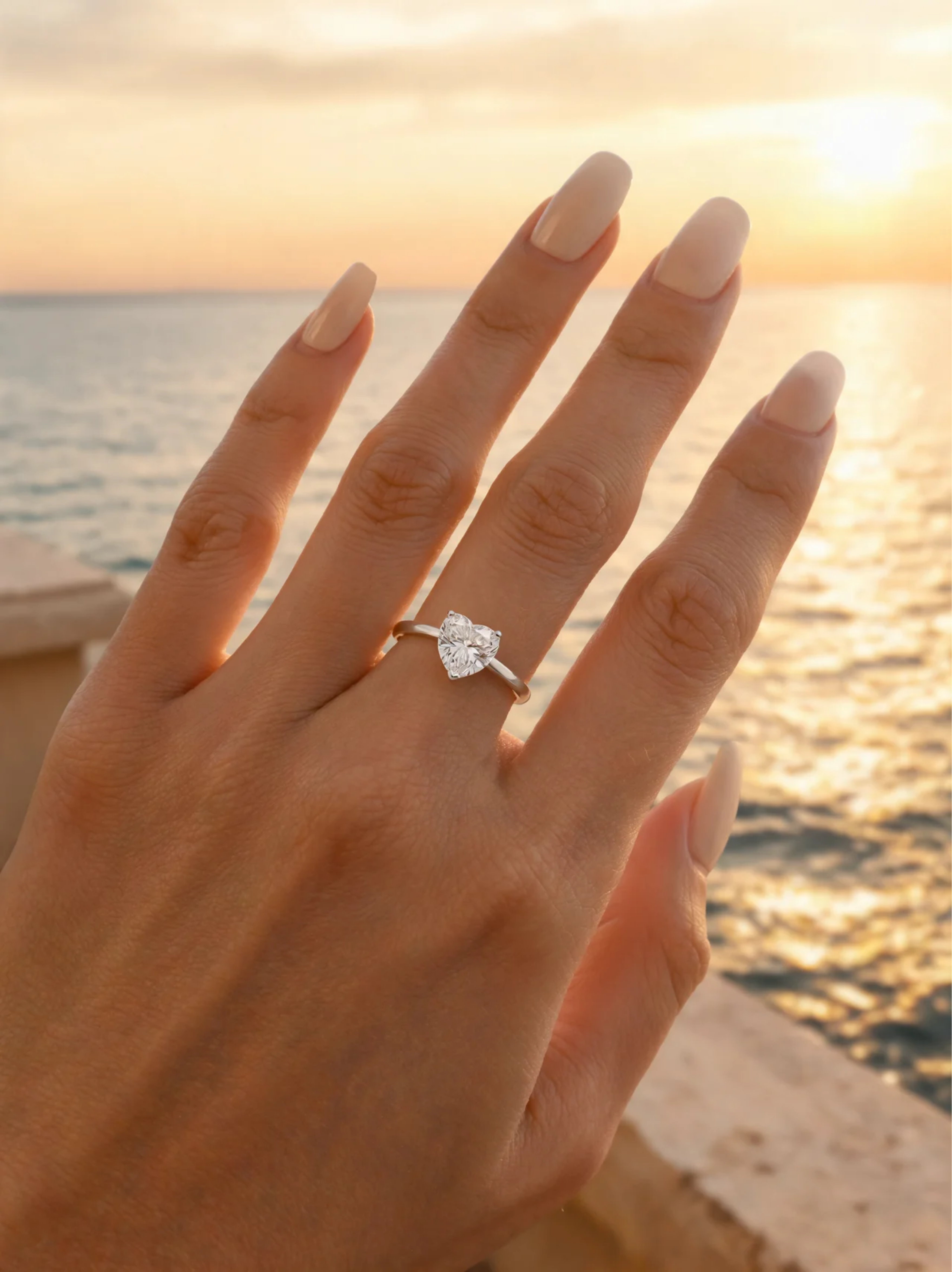 Lumière Heart Solitaire Ring en uso – D’OR Jewelry