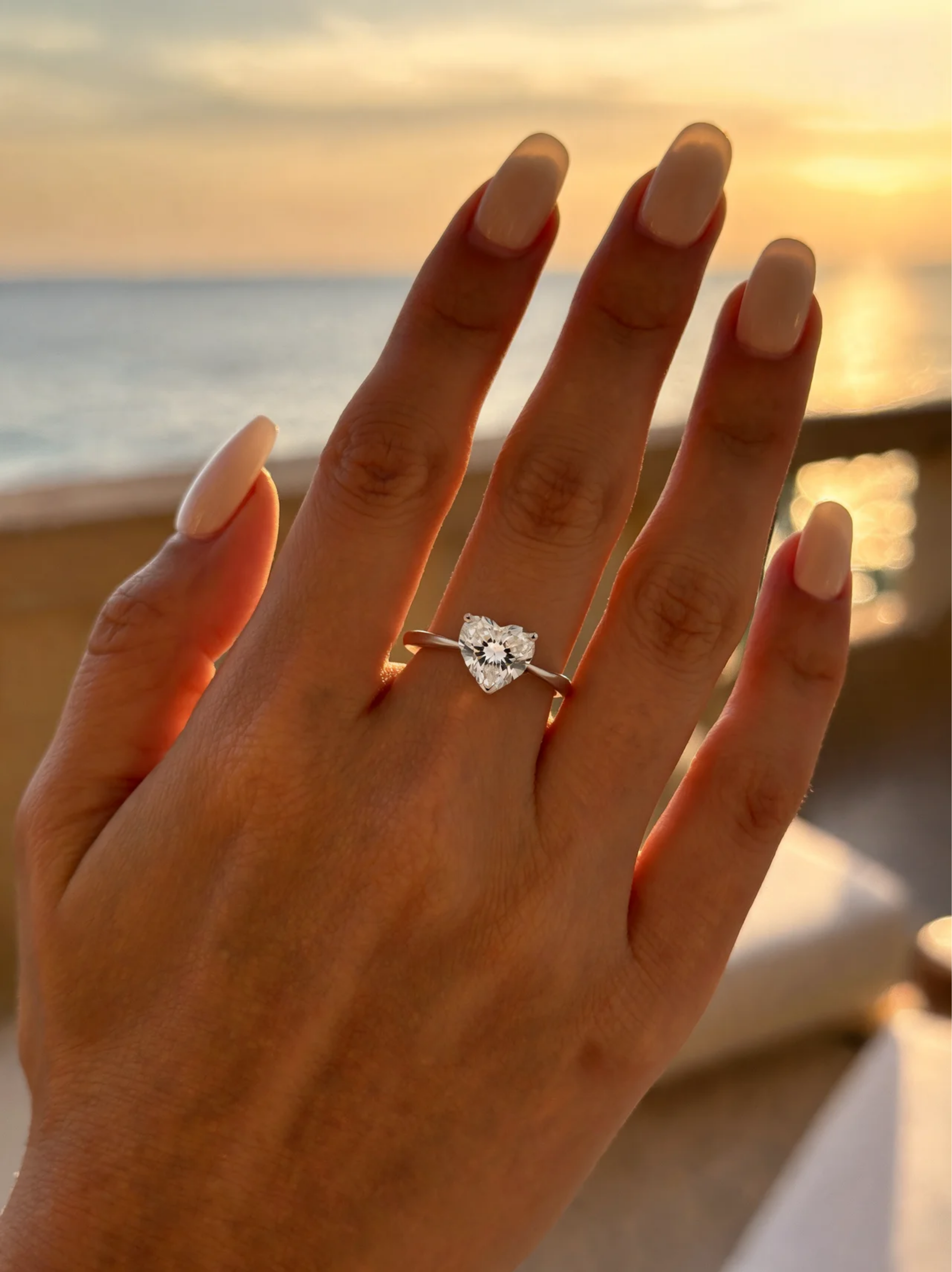 Lumière Heart Solitaire Ring en uso – D’OR Jewelry