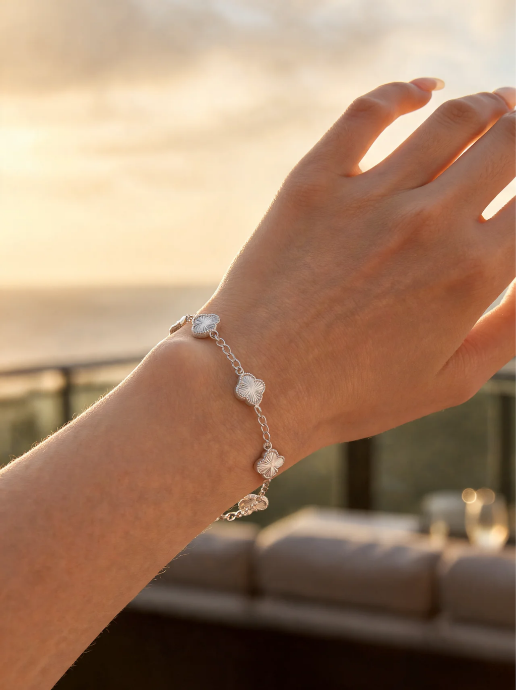 Silver Clover Bracelet en uso – D’OR Jewelry