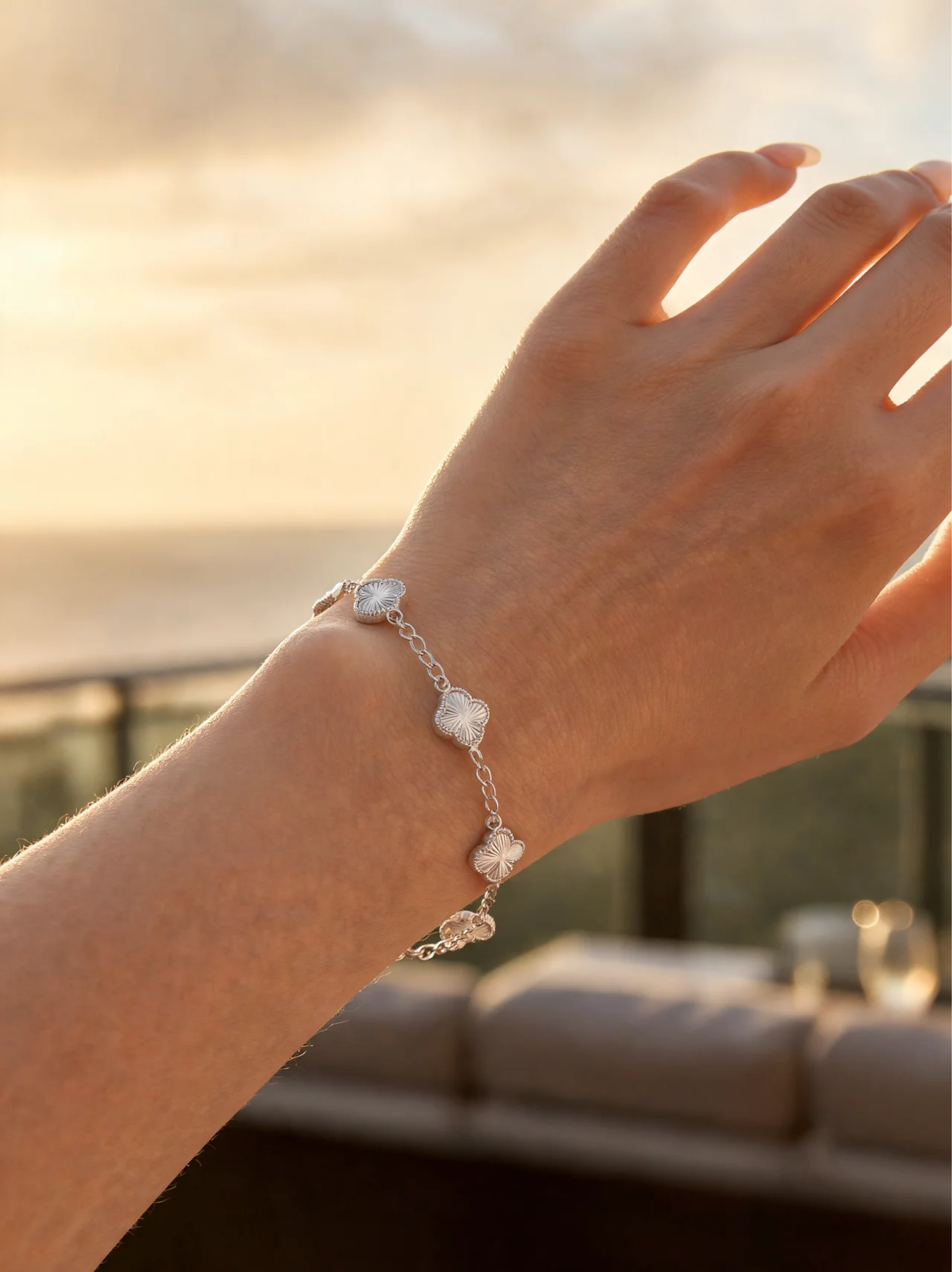 Silver Clover Bracelet en uso – D’OR Jewelry