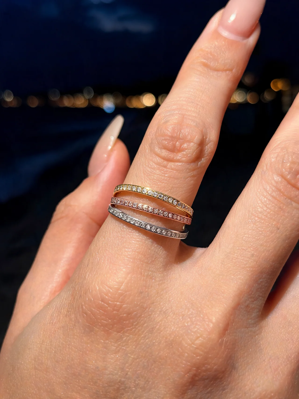 Champagne Stack Ring en uso – D’OR Jewelry