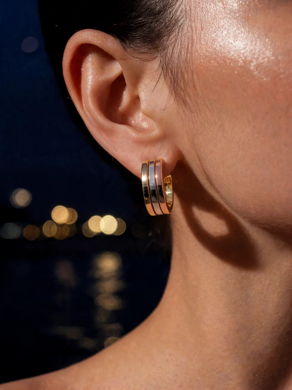 Tri-Gold Party Hoops en uso – D’OR Jewelry