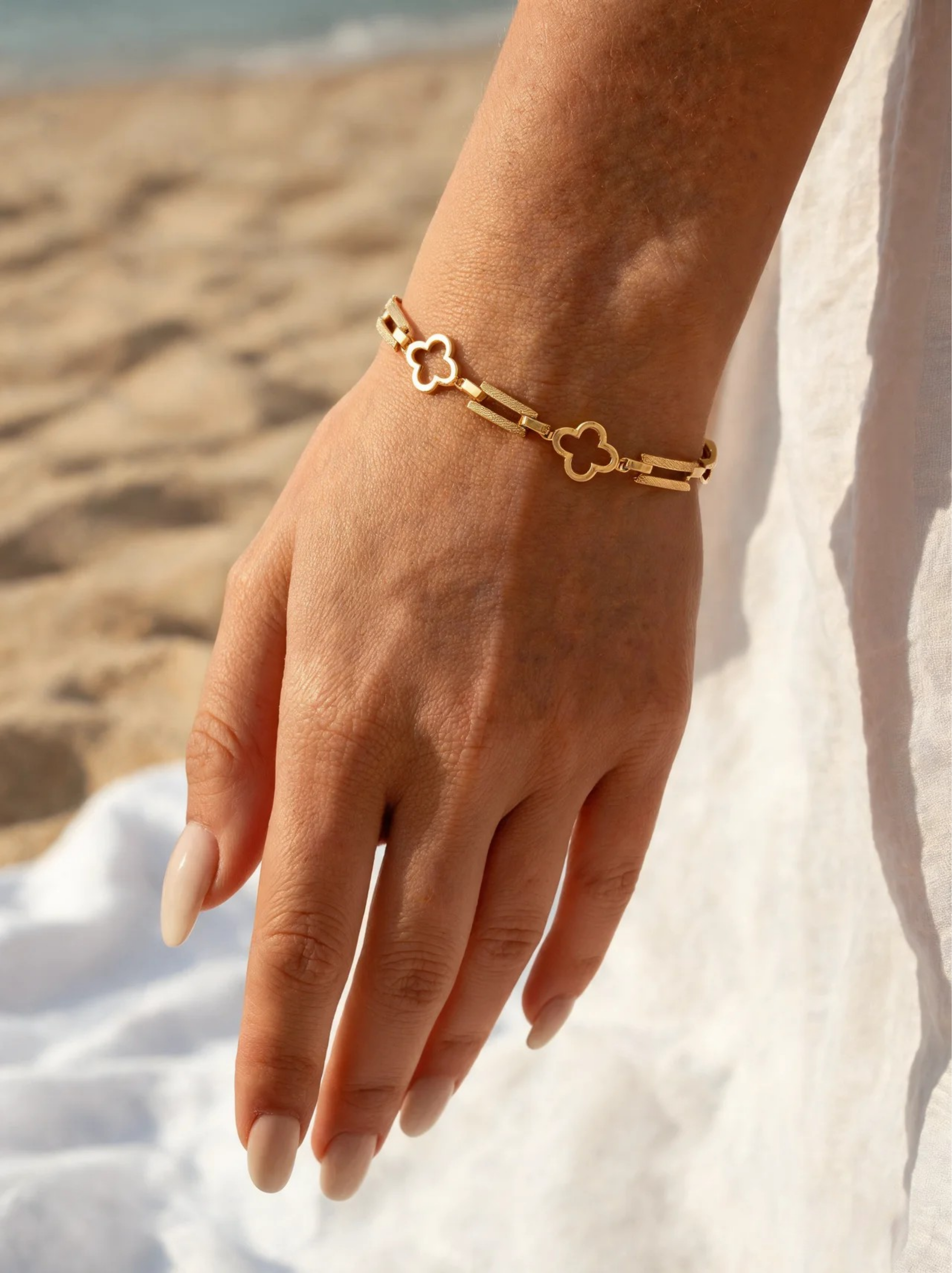 Lucky Summer Bracelet en uso – D’OR Jewelry