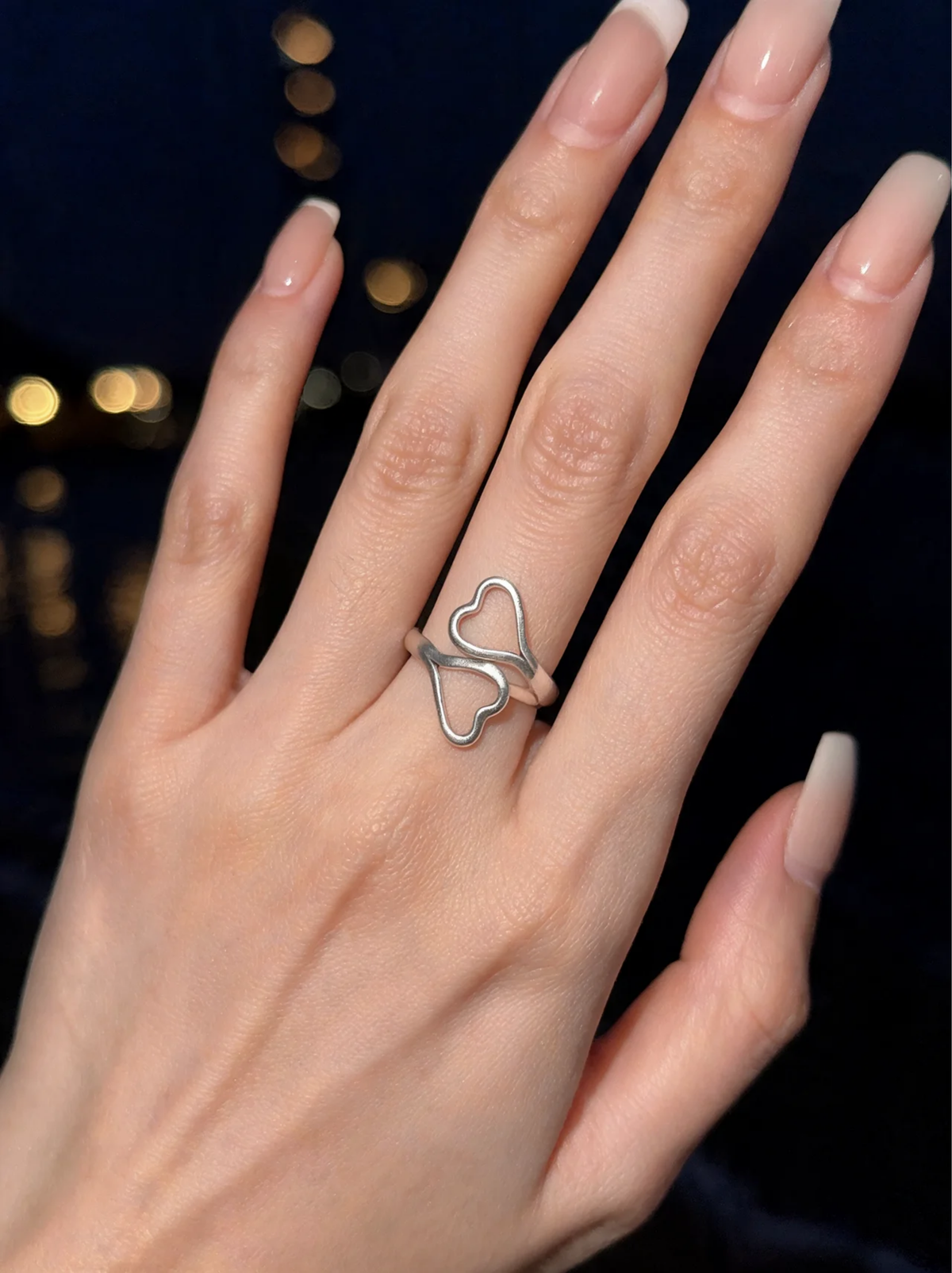 Silver Abstract Heart Ring en uso – D’OR Jewelry