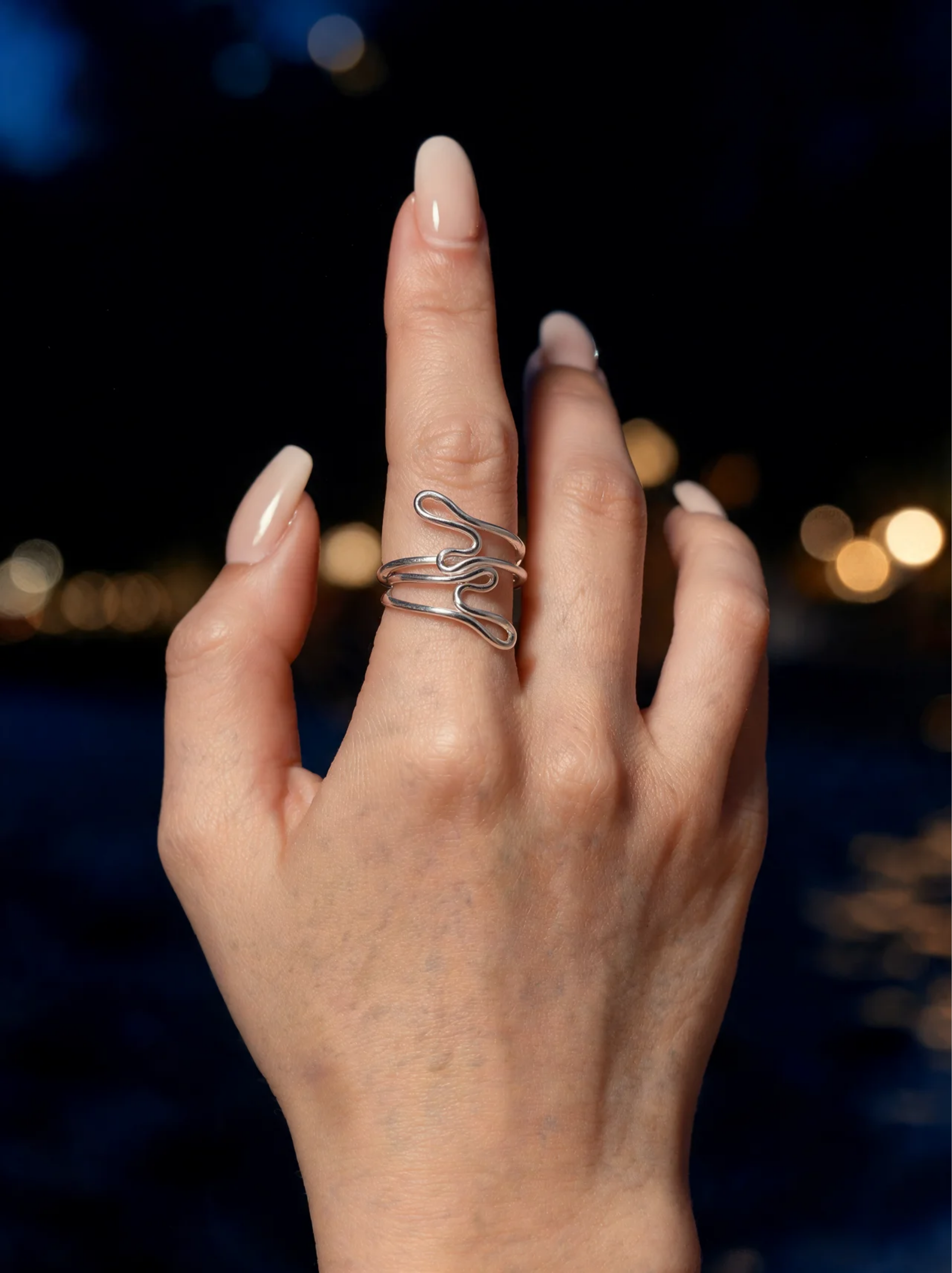 Silver Wave Ring en uso – D’OR Jewelry