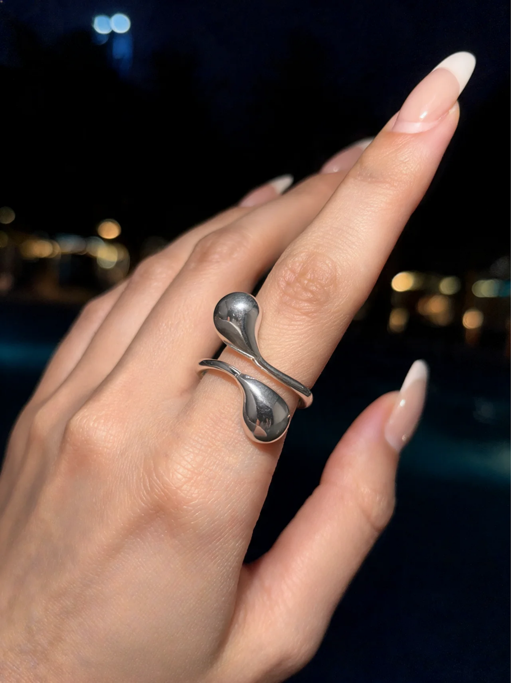 Silver Abstract Heart Ring en uso – D’OR Jewelry