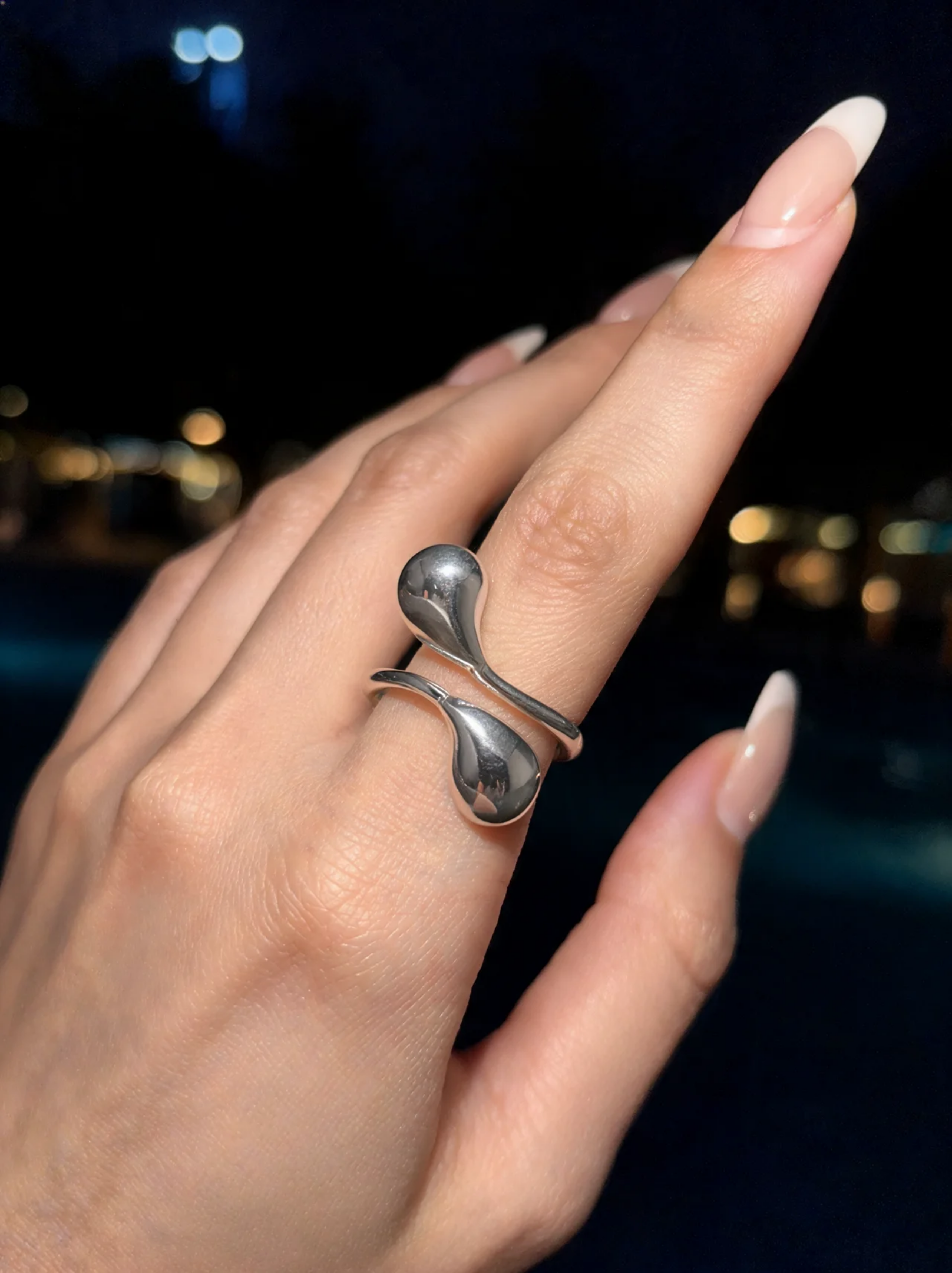 Silver Abstract Heart Ring en uso – D’OR Jewelry