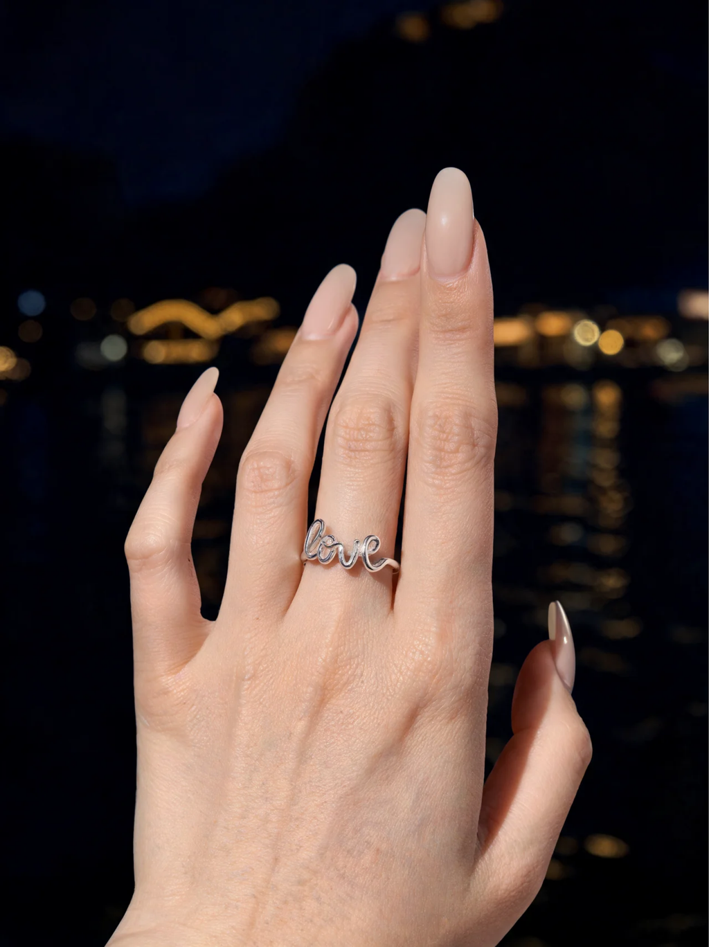 Silver Love Statement Ring en uso – D’OR Jewelry
