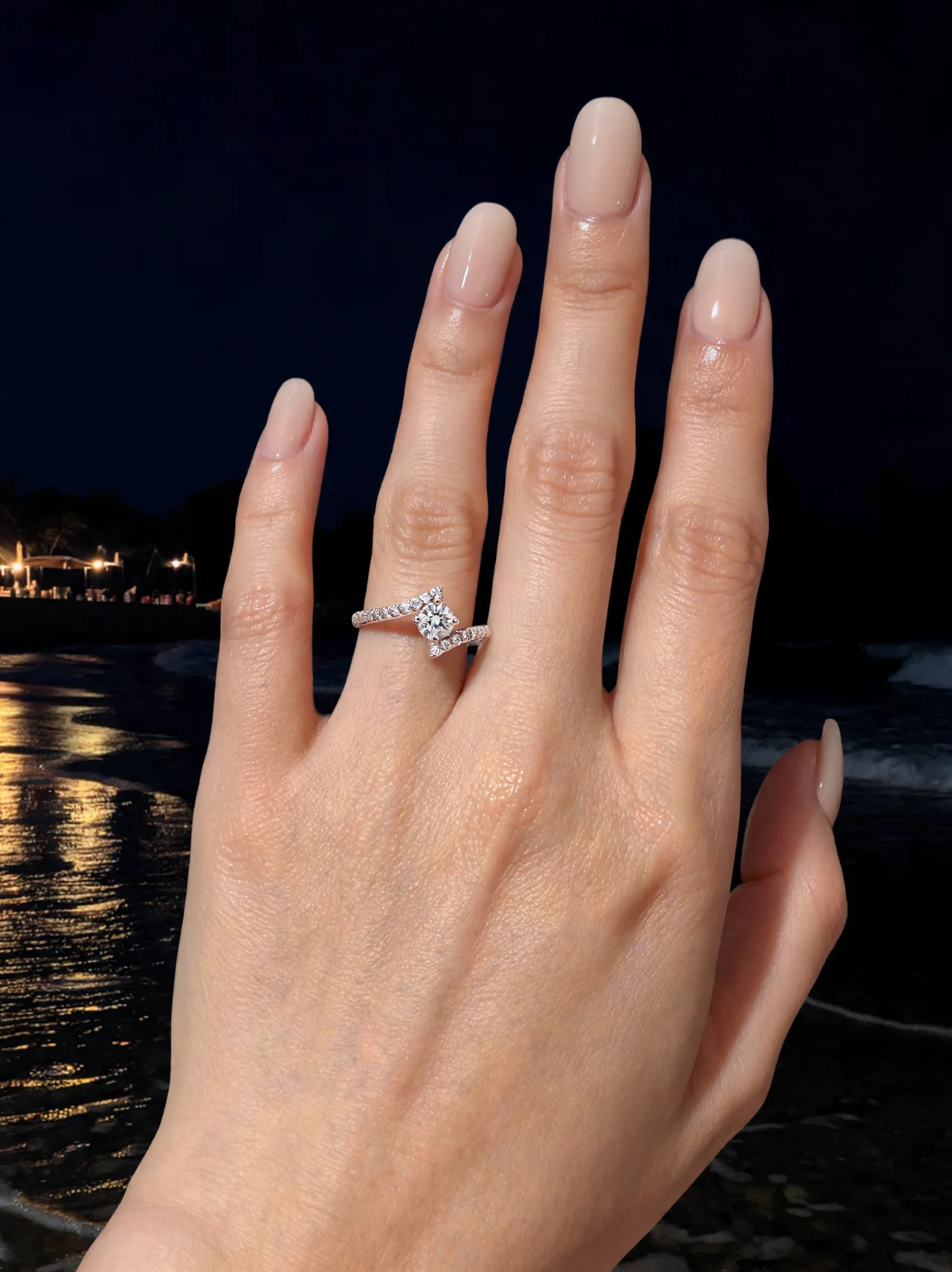 Lumière Heart Solitaire Ring en uso – D’OR Jewelry