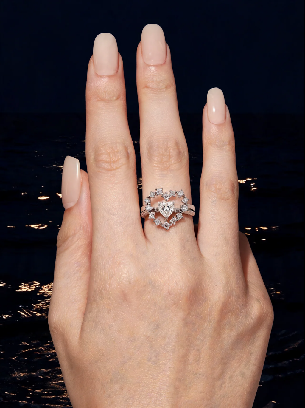 Lumière Heart Solitaire Ring en uso – D’OR Jewelry
